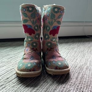 Rare embroidered flower uggs. Size 7. Very good used  condition